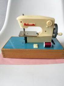 微型缝纫机，电动式，法国产