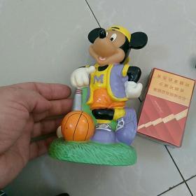 米老鼠，储钱罐。〈硬塑料材质〉，底部英文，中美联合贸易〈迪士尼〉公司