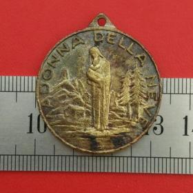 A640旧铜雪女王抱婴儿高山柏树房屋1816图案铜牌铜章挂件吊坠珍藏