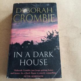 In a Dark House (Duncan Kincaid / Gemma James Book 10)（英文 原版）