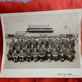 老照片:1969年空军足球队带毛主席像章的干部在天安门广场前集体合影及在北京新大州照相馆内的合影共两张