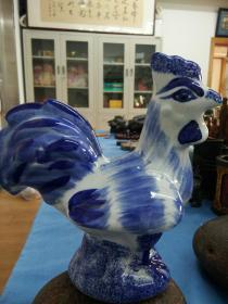 【青花瓷  大公鸡】
**时期青花瓷。小时候家里买的，也50来年了，纯手绘，品相完好，形态自然，比真的成年公鸡小一点，栩栩如生，青花发色自然沉稳。规格20cm  x  19cm  x  11cm