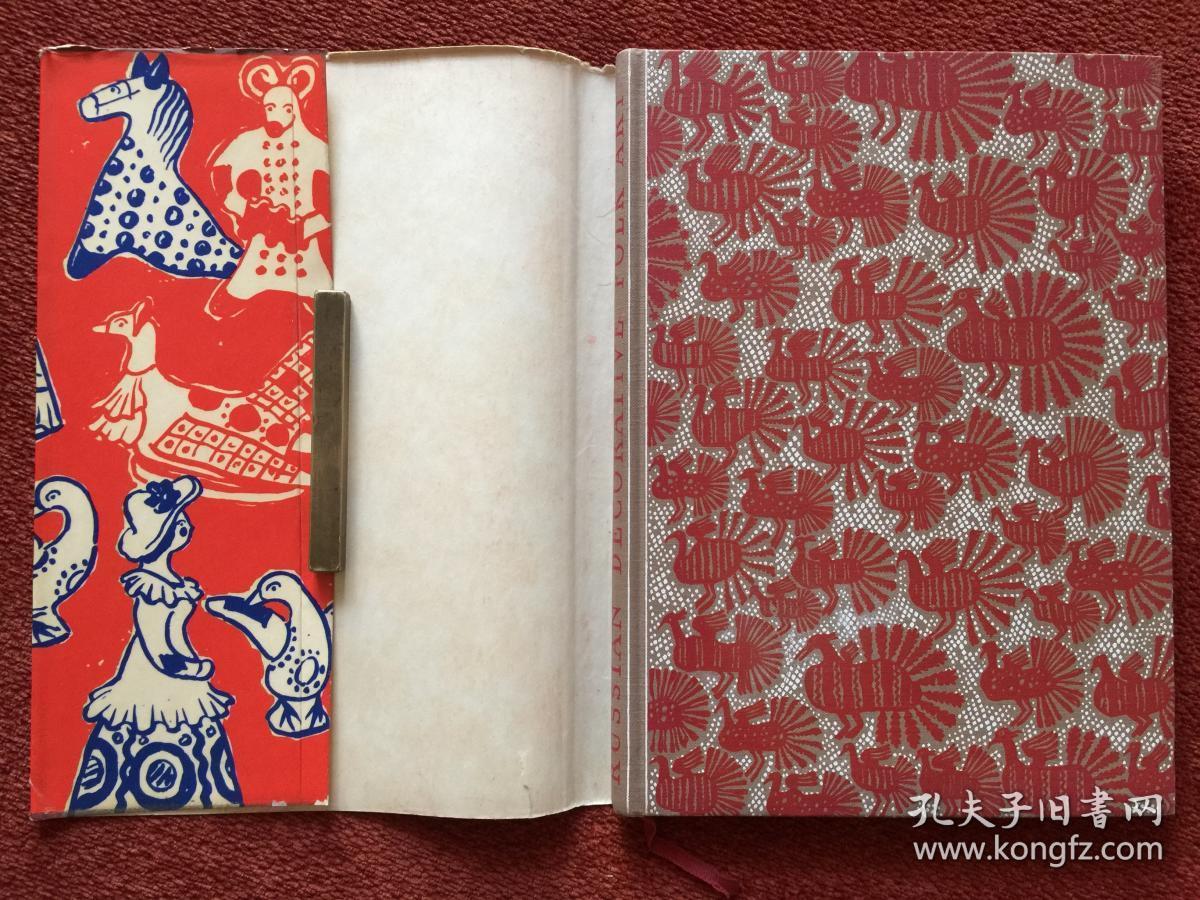 《RUSSIAN DECORATIVE FOLK ART》(英语：俄罗斯民间装饰艺术)1959年，20开硬精装+护封，书顶刷红，车尔沃娃签赠
