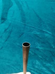 民国时期园形铜制笔套（上部为扁平形，下部圆形铜制笔套）
尺寸  长 8.5cm、外径1.0.cm、内径0.8cm