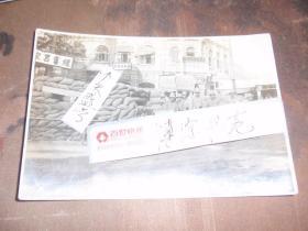 日本侵华期间天津市老照片：背景可以看到天津市的老店铺，其中包括著名的天盛号酱肘铺，有城市人工堡垒和日本兵（明信片大小，2张合售）L6