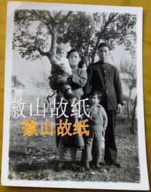 民国老照片：民国36年，家人小影。见背题。【民国上海——寿祺兄家有美女系列】