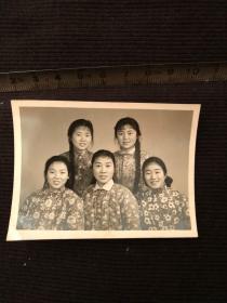 七十年代姐妹大辫子花棉袄照片