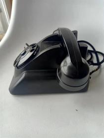《情人节创意礼品》之《荷兰HEEMAF蝙蝠侠电话机》
是荷兰公司Heemaf生产的，型号1955，这款电话因为设计新颖而著名，设计师是Gerard Kiljan
这个电话因为设计的很像蝙蝠侠用的蝙蝠车，所以又被称为蝙蝠侠电话。自重2.4kg
如果您的他是蝙蝠侠粉丝，这款电话机定能回报您更多的爱