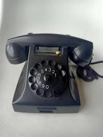 《情人节创意礼物》之古董爱立信拨盘电话。