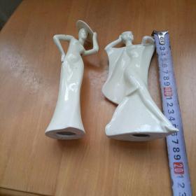 八十年代的2个瓷器美女时装模特，釉色光亮、动感时尚，难得的收藏品