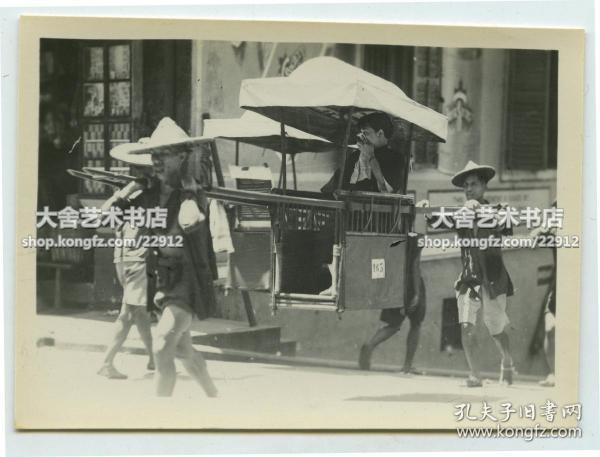 民国时期香港街道上的人力抬轿轿夫老照片，泛银