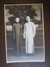 民国时期两个穿长衫的男子合影照片