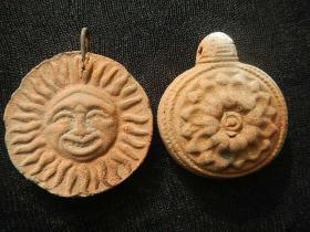 兩枚太陽神和神龜陶牌