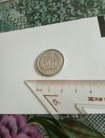 五分硬币一枚，1986年版 。实物图片。背面中华人民共和国字及国徽图案。