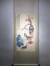 著名画家【赵云壑】花鸟作品 原装原裱 
画心尺寸：102厘米✖️49厘米
赵云壑（1874 -1955），江苏苏州人。字子云，原名龙，改名起；号铁汉、壑山樵子、云壑子、壑道人，晚号壑叟、秃翁、半秃老人、秃尊者、泉梅老人。