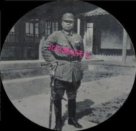 1933年在长城抗战中负伤的第25师师长关鳞征痊愈再出发，手持宝剑为河北省党部所赠