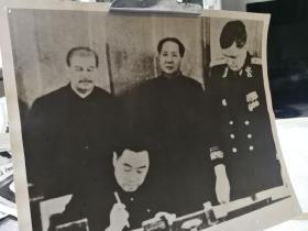 60年代早期洗印，30厘米超大幅照片，厚布纹相纸，1950年2月毛主席周总理斯大林克里姆林宫签订中苏同盟友好条约