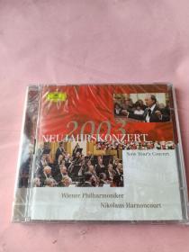 外版CD，DG出品，全新未拆封《2003年维也纳新年音乐会》，演奏了老约翰•施特劳斯和小约翰•施特劳斯的经典曲目，维也纳爱乐乐团演奏，尼古劳斯•哈农库特指挥。他是奥地利著名指挥家，以对古典时代以及更早些音乐的准确阐释而闻名。