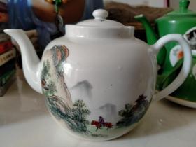 景德镇制珐琅彩山水图茶壶