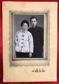 50年代初 戴眼镜的绅士与妻子合影留念 老照片一枚（上海迁京照相馆）