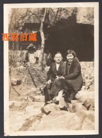 民国老照片，一对情侣的合影照，可能也是在南京钟山的紫霞洞前