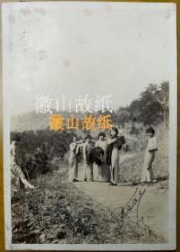 民国老照片：民国旗袍美女，南京“牛首山林场”郊游，画面十分有趣味——此乃学生，疑是金陵女子大学（由于仅有文、理两个学院，1930年注册登记时更名为金陵女子文理学院。但人们仍习惯称其为“金陵女大”或“金女大”），藏家自鉴【民国旗袍美女——异才系列】