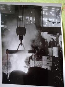 1971年，山西太原钢铁公司第二炼钢厂工人用非氧化炼钢冶炼优质钢