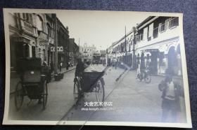 民国1940年代左右旅居生活在南京长江江边的外国摄影师拍摄的大幅风光照片，第56张，内容为：南京的繁华大街。32.3X21厘米