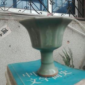 元代竹节杯八仙人物纹粉青釉青瓷杯，个见龙泉窑口，高约12厘米，口径11厘米，底径4.5厘米。釉色纯粹，釉质肥润。