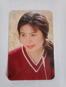 印有电影演员杨海莲彩照的月历片（此歌片宽6厘米，高9厘米；正面为杨海莲近照，背面为1984年7月月历）