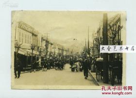 民国日本占据下的中国辽宁大连旅顺一带的街道老照片，可见卖紫檀的商店