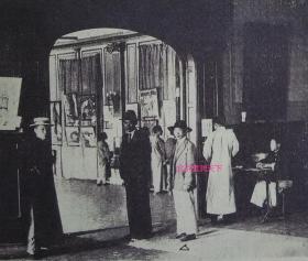 1929年林凤眠在画展中