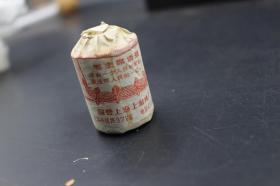 7771【全新未开封 仅此一卷 412米 这种线不好找了 订书线】有毛主席语录 没有一个人民的军队，便没有人民的一切 国营上海上游牌纸纱团 【上海丹徒路 42支3股】 是纱线不是棉线或者麻线 是一般纸轴线的两倍粗