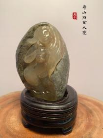 精品寿山岩坑头石《女人花》 
适合；收藏、把玩、摆放、馈赠亲友
尺寸：5.0x6.5x11cm连底座
介绍：精工细做，开脸精细、质地细腻凝润,冻感好,腊质感特强，色泽漂亮，沉甸甸的，石质特细润,雕工十分精美，请放大大图细看，造型神态生动，细节十分到位，完好无裂
本交易仅支持自提、当面交易、邮寄