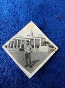 1971年于南京火车站站前厂场黑白老照片一张，尺寸6x6㎝。