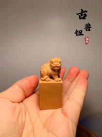 精品老挝旗降体钮章（古兽钮）
尺寸/规格26-26-58mm
【介绍】色彩纯正，旗降感十足，纯净无杂，工艺细腻，栩栩如生，章头雕刻貔貅，瑞兽貔貅乃吉瑞之兽，作为佩章极为合适