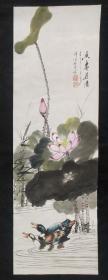 【邓义伦】1917年出生，著名老画家，中国书法研究院艺术委员，四川省书法家协会会员，四川省美协会员，四川省省直机关老年书画协会会员2001年花鸟画软件（香远益清）一幅，画心尺寸：103*33厘米，约（3.1平尺）