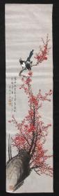 【邓义伦】1917年出生，著名老画家，中国书法研究院艺术委员，四川省书法家协会会员，四川省美协会员，四川省省直机关老年书画协会会员丙戌2006年花鸟画软件（喜鹊闹梅）一幅，画心尺寸：133*34厘米，约（4.1平尺）