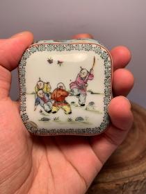 农村收的一款老瓷器、品相一般！有破损！
尺寸：7.0x7.0x3.0cm