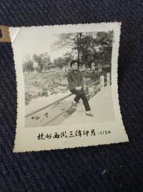 1973年杭州市西湖三潭印月留影女同志黑白照片一张，尺寸7×6㎝。