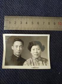 1957年天津市同生拍摄夫妻合影黑白照片一张，尺寸8×6㎝。