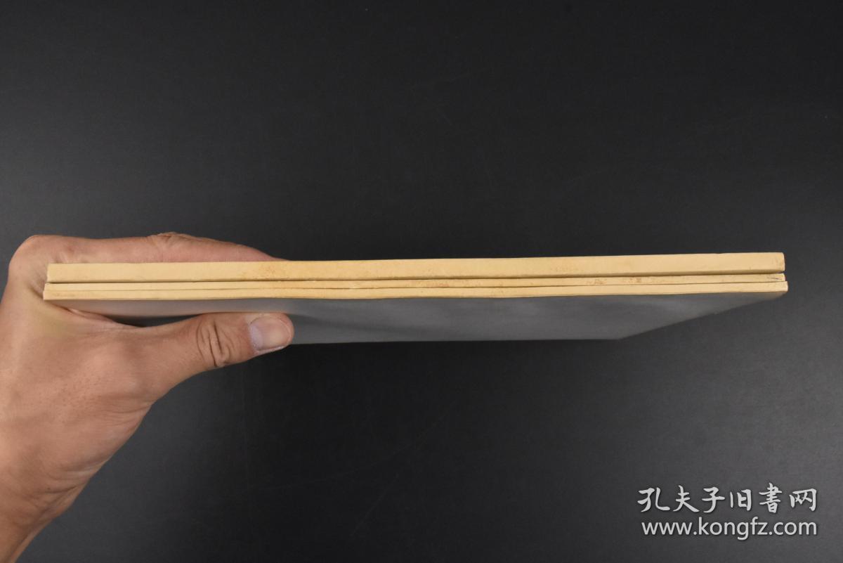 （丙5886）《名家灸选释义》三篇3册全 深谷伊三郎著 深谷灸法是日本灸法名师深谷伊三郎先生运用多年的临床经验总结和构架出的一套行之有效的灸法治疗精髓。按照身体部位及各科疾病分上部病、中部病、下部病、缓治病、急需病、妇人科、小儿病、疮痬病及杂证九类编写。日本灸法源于中国，在发展过程中结合其本土的实际情况，形成了以透热灸为主的具有日本特色的灸疗方法。 1974年