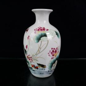 粉彩鸳鸯戏荷图纹花瓶
高21cm宽12.5cm