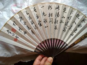 （本店为答谢新老书友，本商品特价 快递包邮）王昌龄诗，北京书家精品力作。书写在旧藏八十年代8寸竹雕刻扇骨，洒金书法成扇上，八十年代陈墨书写。