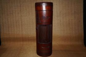 竹雕蛐蛐罐，高28.8厘米，宽9.5厘米，重387克