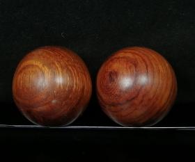 黄杨木健身球一对， 尺寸约5×5×5公分，重量约378克
