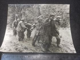 大幅早期部队老照片：宝成线抢险中，战士从泥坑里拔钢轨