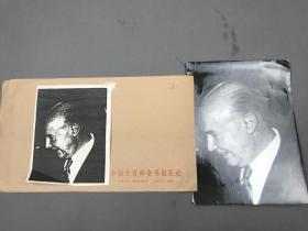 【八十年代照片】中国百科大全书出版社上海分社 《诺贝尔和平奖获得者，墨西哥，阿方索·加西亚·罗夫莱斯》照片1张（20.5*15）附信封 。
