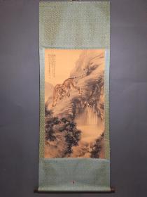 山水老虎画
材质：绢布
装裱尺寸：183×79cm
画芯尺寸：105×60cm