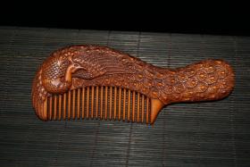 黄杨木雕孔雀梳子，长12厘米，宽4.3厘米，重22克